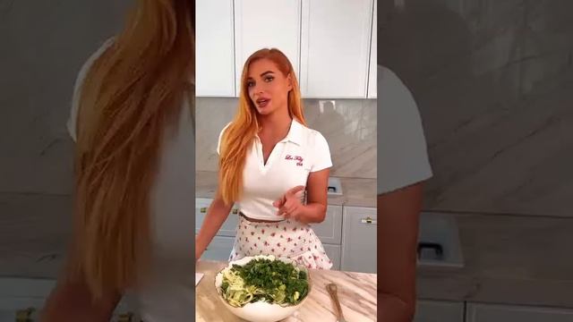 Татьяна Котова готовит салат.