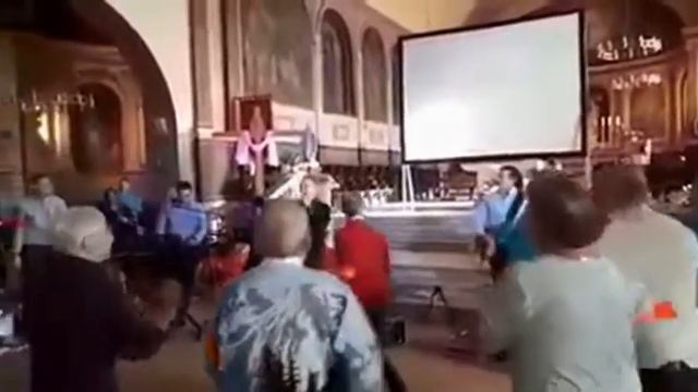 Они говорили, не ходи в церковь, там скучно