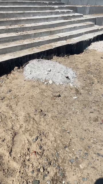 На набережной Комсомольска на Амуре 🤟 вместо чистого песка пляж отсыпается строительным мусором
