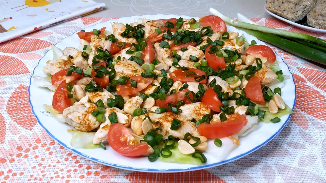 Капустный салат с курицей и арахисом. Сытный и полезный салат. Рецепт ПП.