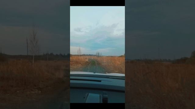 Рено Каптур 1,6 едет по полю.