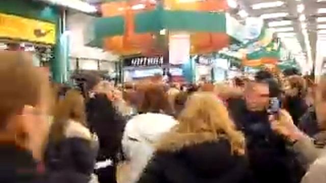 Жириновский заходит в мурманский гипермаркет