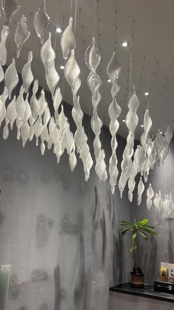 Инсталляция из 180 белых листиков