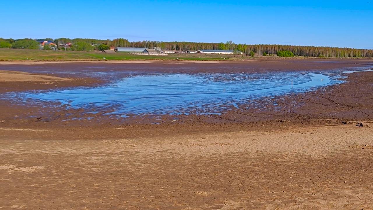 Нашел много интересного на дне озера из которого сбросили воду.