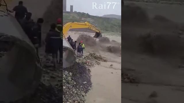 Бурная река унесла стройтехнику и начальника участка