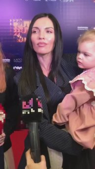 Многодетная солистка группы "Фабрика" впервые вывела в свет всех своих детей
