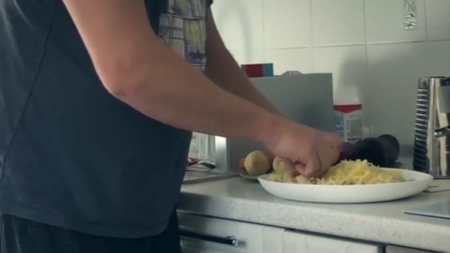 Як Віктор Бронюк оселедець під шубою готував