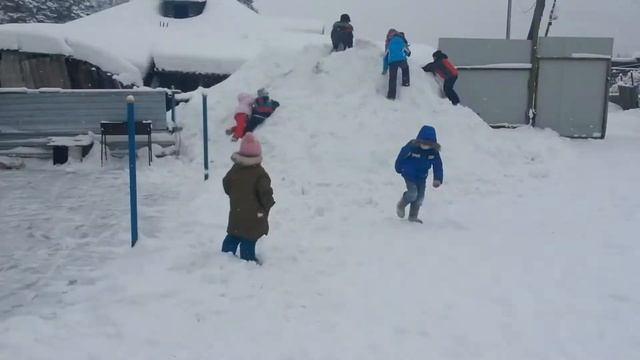 Дети в ожидании конного шоу решили повеселиться на снежной горе/ www.krasnoturinsk.info