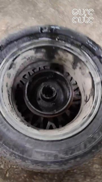 VW Golf приехал с жалобой на шум в заднем колесе, и тормоза пропали, когда подъезжал к сервису