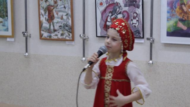 Фрагмент выступления маленькой артистки на открытии выставки работ учащихся МБУДО ДХШ №3 "Снегири".