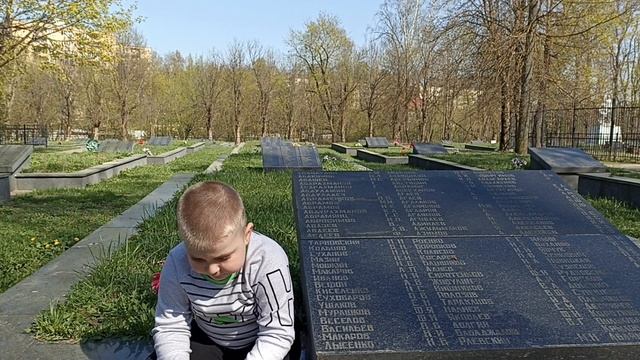 Здесь похоронен красноармеец