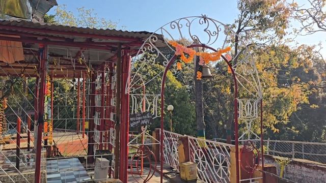 Пандухоли ашрам на горе с пещерой Бабаджи. Индия. Апрель 2025