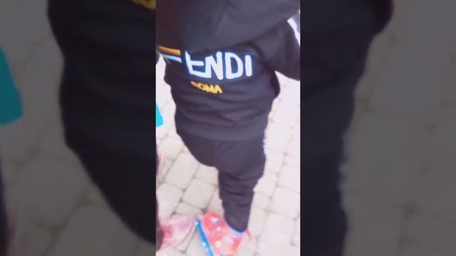 Мой брат учится кататься на роликах 🌈💎
