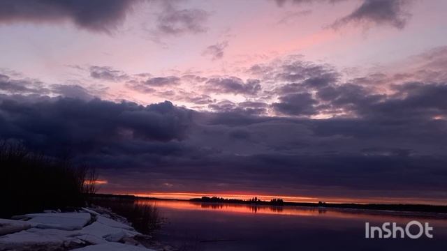 Красивый закат над рекой .Весна . Релакс.