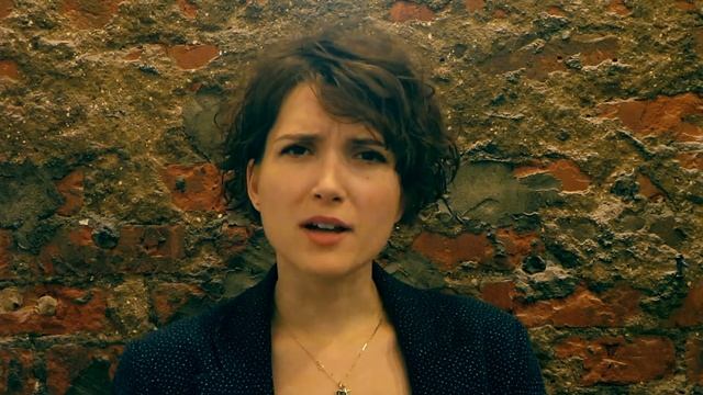 Маша Ватаци читает стихотворение Дмитрия Рябоконя В ларьке