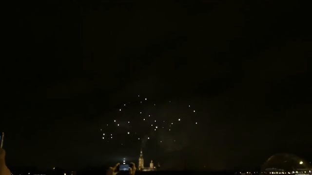 Праздничный фейерверк у стен Петропавловской крепости