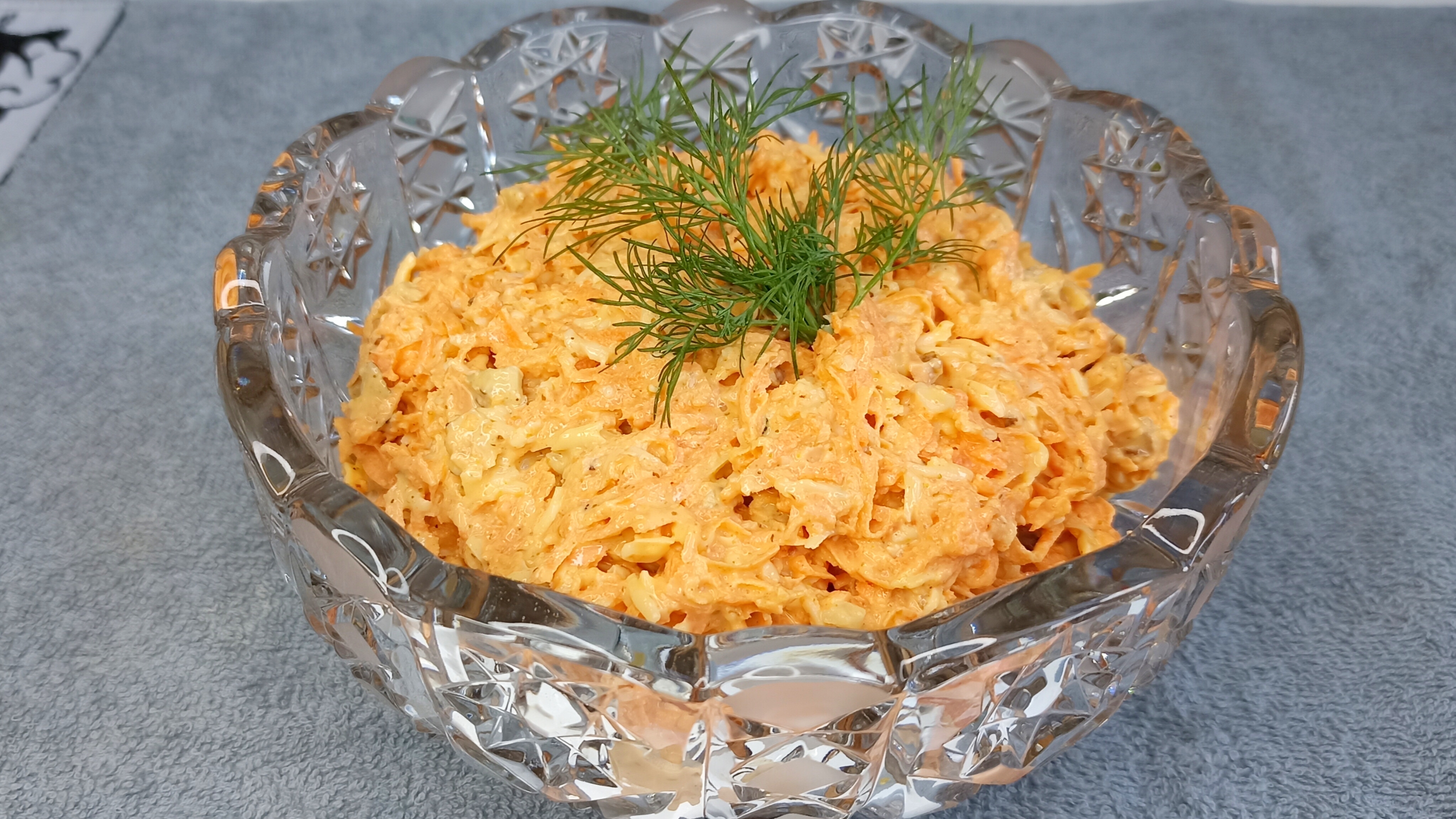 Морковный салат с сыром и грецким орехом