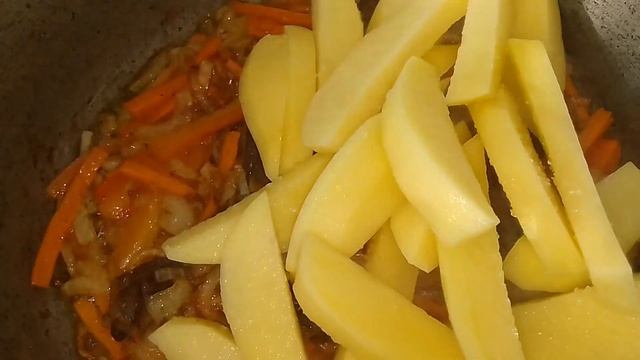 грибы с жареной  картошкой.