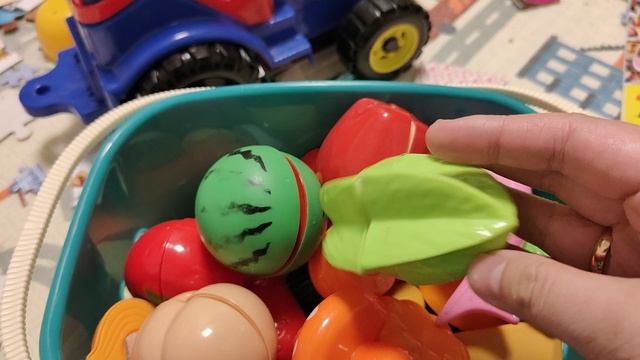играем в овощи и фрукты на липучках для малышей