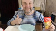 на обед запарил бич-пакет. вкусно, но жирно. мукбанг. обжор. еда на камеру. диета. шизофрения