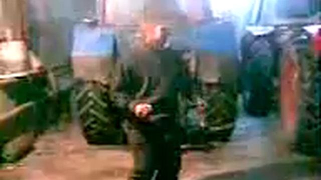 тракторист продолжает жжеч