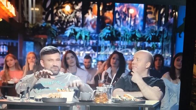 Очень смешной момент в новом выпуске шоу Басты "Вопрос ребром" 😂😂😂