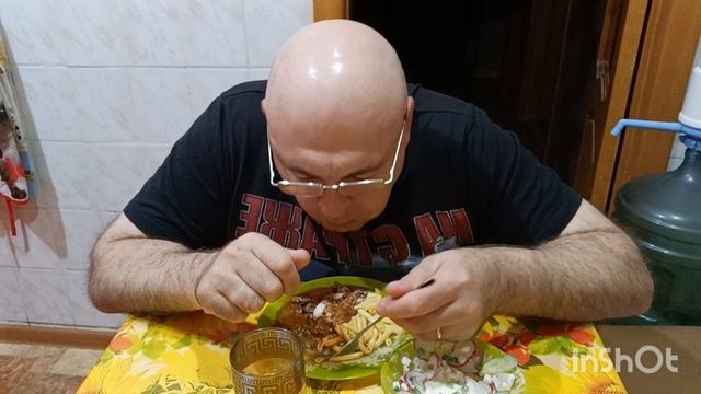 Мукбанг. Мясо с баклажанами, макароны, салат "Весенний" и сок. В честь кого названа улица Вавилова.