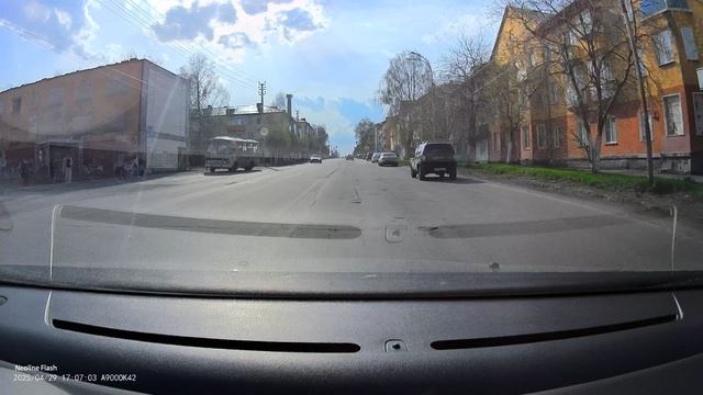 Видерегистратор Neoline FLASH 2K съемка днем.mp4