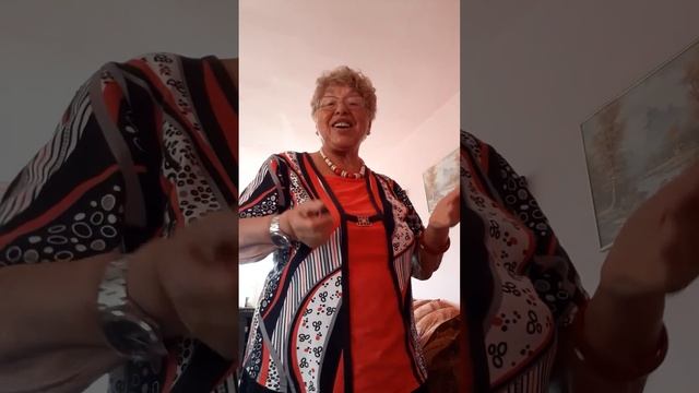 усмихвам се текст Катерина Кайтазова  музика и изпълнение Вера Тодорова