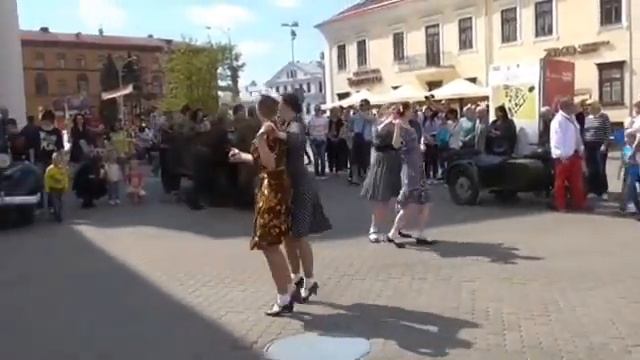 Красивые девушки танцуют в День Победы