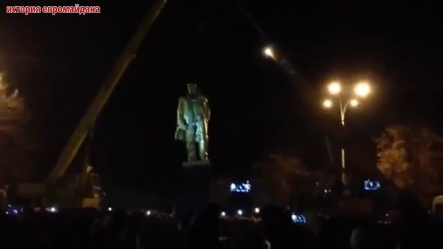 21 февраля 2014, 18:52. Прилуки. Ленінопад в Прилуках. Прилуки Памятник Ленину сорвался с тросов