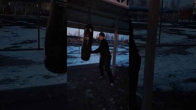 Бью грушу. 1 видео.