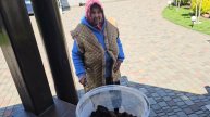 Семья Сытник- Красим лавочку мама помогает!