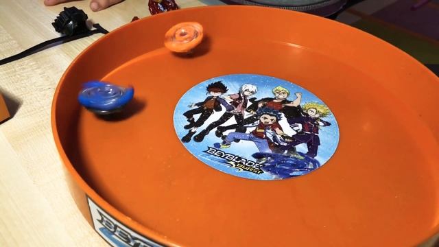 Бейблэйд Берст / Новый волчок Роктавор / Распаковка и обзор Роктавор BEYBLADE Burst / بي بليد جديد