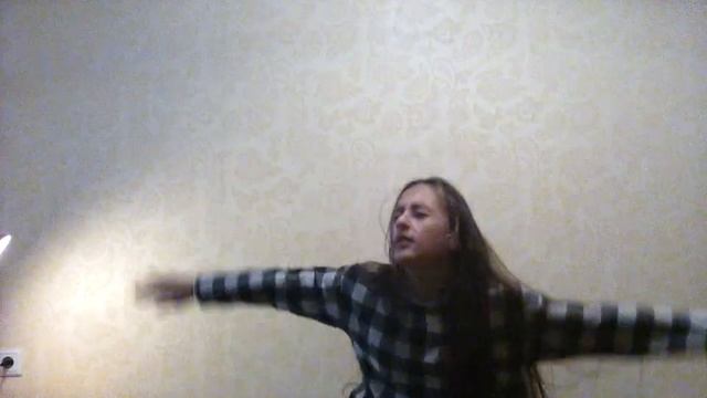 Девочка круто танцует под песню Фандэ