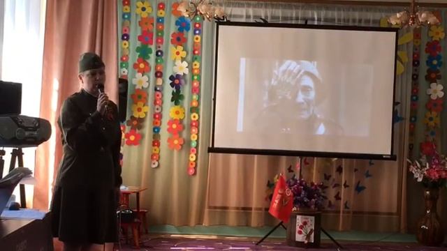 Песню "Алеша" исполняет Жанна Коляскина