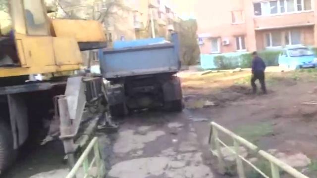 Щелково. Река Поныри санитарная очистка русла реки. Полностью замусоренная река.