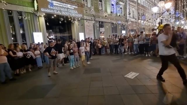 Брейк-данс в центре Москвы 2021-07-26. Уличное шоу.