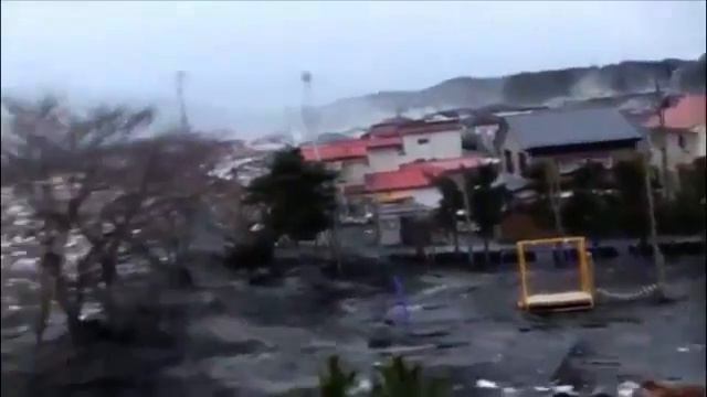 Паранормальное явление во время цунами в Японии!
