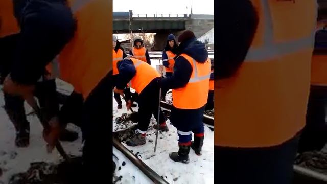Вот так работают в РЖД на Октябрьской дороги копаем зимой