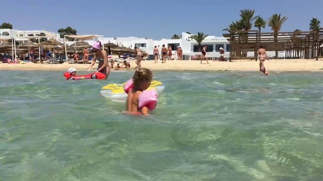 КАТЯ летит в ТУНИС / Море, солнце и коктейли в ДЫНЕ
