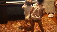 прикольно танцуют!