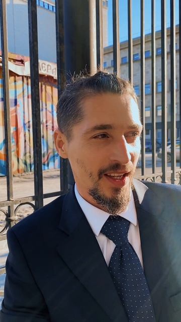 Что делает Иван Сусанин на заднем дворе НОВАТ?