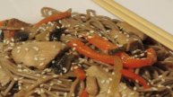 Гречневая лапша (соба) с курицей и овощами