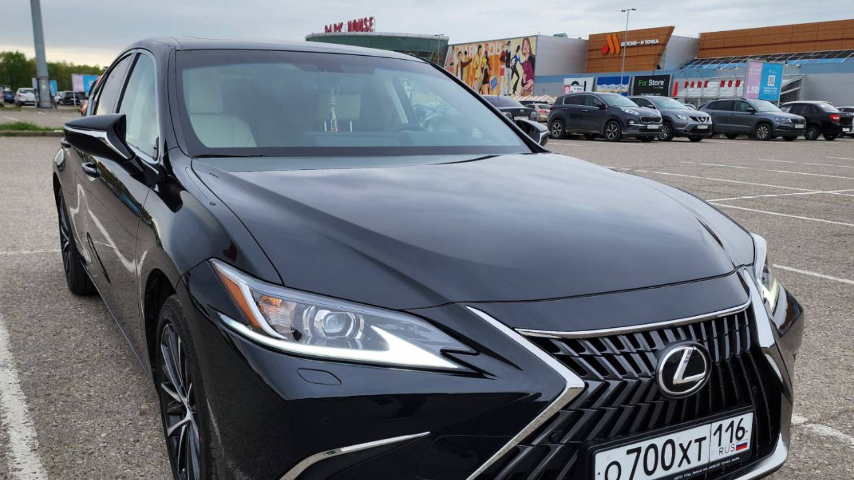 Lexus ES - забронировали прозрачной полиуретановой плёнкой переднюю часть кузова и все зоны риска