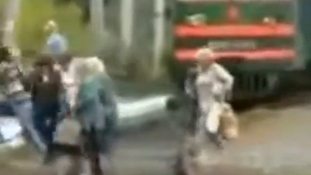 Идиоты!!!!!!!Люди# приколы# поезда