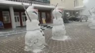 Веселые снеговики из мультфильма у кинотеатра "Лена"