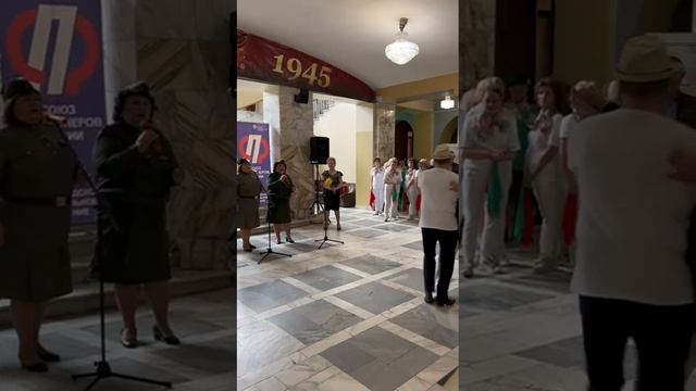 А над вечным огнем журавли