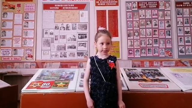 Крикунова Варвара читает стихотворение Сергея Михалкова «День Победы»