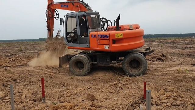 Xe cuốc Flat Hitachi EX 135W múc đất đắp đường